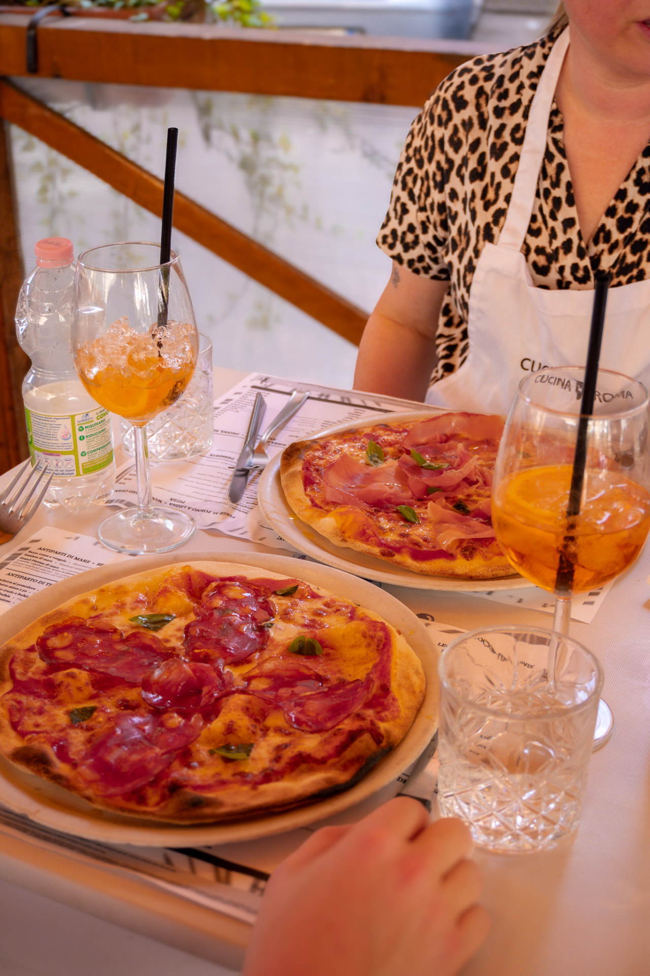 Pizza fatta a mano con Aperol Spritz incluso durante la pizza class di Cucina Roma a Roma