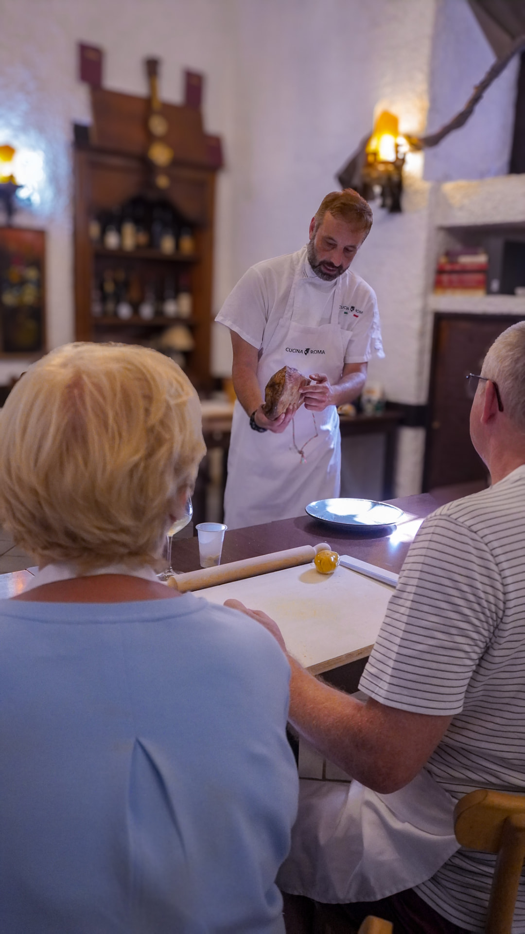 Lo chef mostra il guanciale usato per la vera carbonara romana durante la cooking class