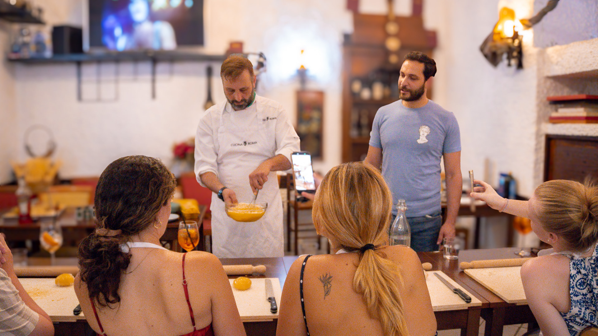 Lo chef prepara l'impasto della pasta fresca davanti ai partecipanti del corso di carbonara