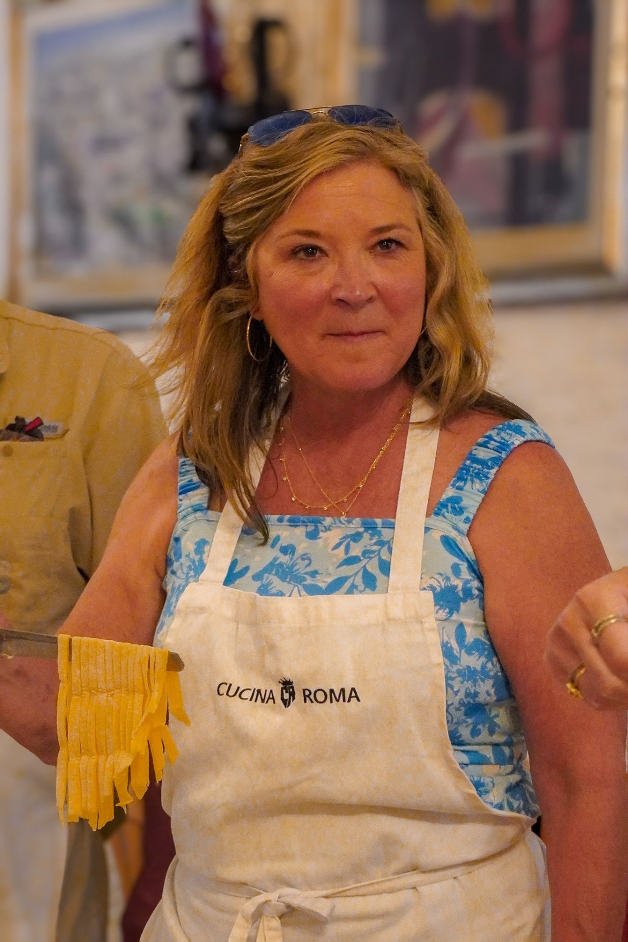 Partecipante con il grembiule Cucina Roma mostra le sue fettuccine fatte a mano